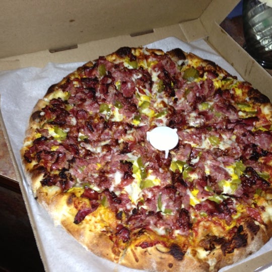 Foto tomada en Downey Pizza Company  por Bobby A. el 11/22/2012
