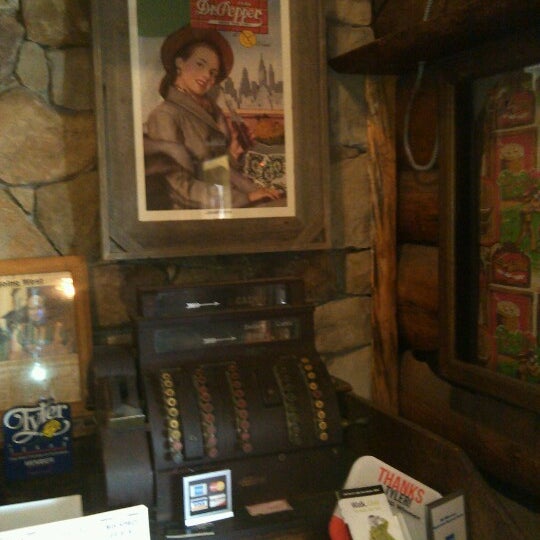 Photo prise au Daniel Boone&#39;s Grill &amp; Tavern par Esmond T. le12/3/2012