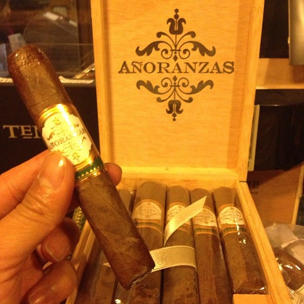 รูปภาพถ่ายที่ OK Cigars โดย ANDRO N. เมื่อ 2/14/2013