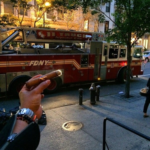 Foto tirada no(a) OK Cigars por ANDRO N. em 5/29/2014