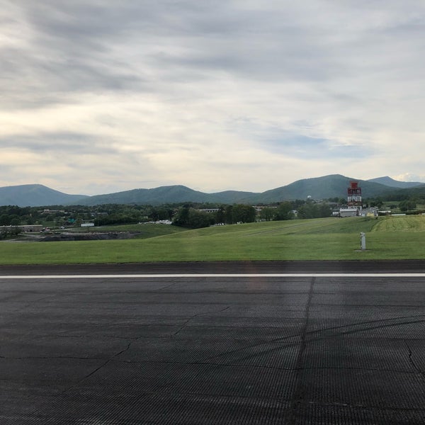 รูปภาพถ่ายที่ Roanoke-Blacksburg Regional Airport (ROA) โดย Car R. เมื่อ 5/1/2019