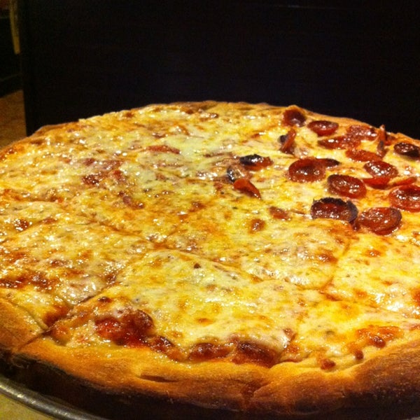 Снимок сделан в Galla&#39;s Pizza пользователем Tia J. 1/5/2013