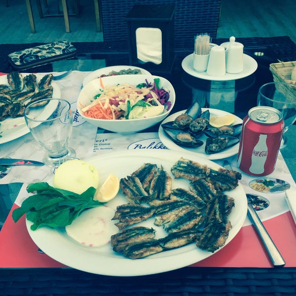 Das Foto wurde bei Balıkkent Restaurant von Lara A. am 10/3/2015 aufgenommen