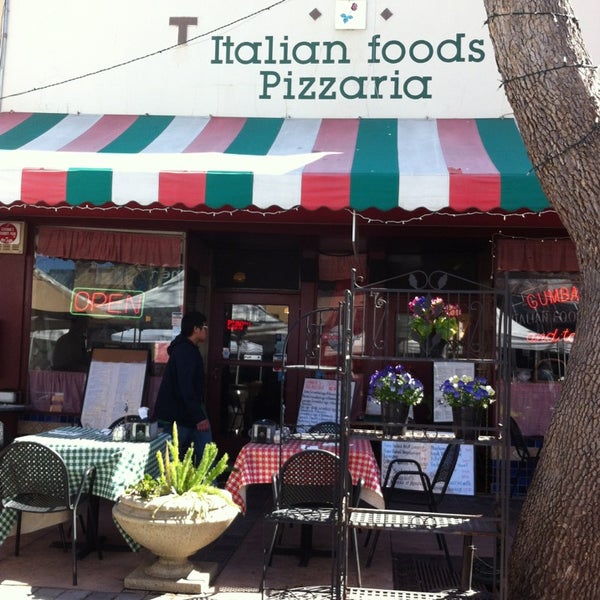 3/9/2013 tarihinde Devans00 ..ziyaretçi tarafından Gumba&#39;s Italian Restaurant'de çekilen fotoğraf