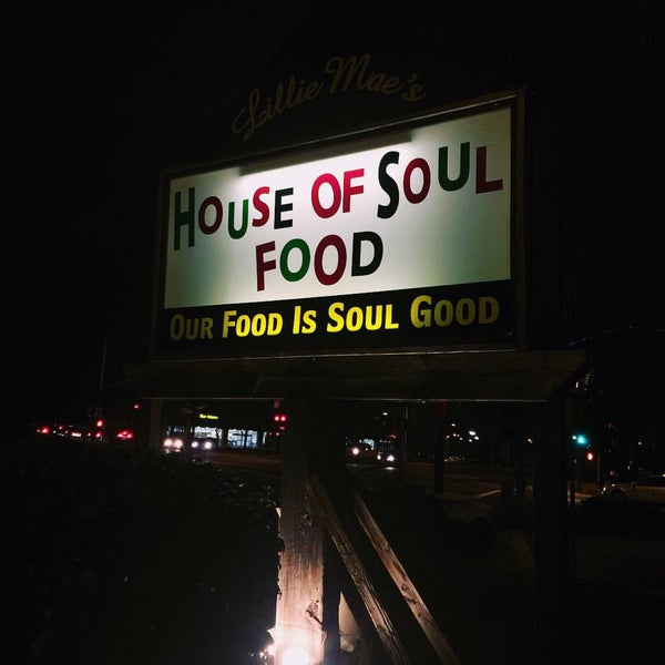 Foto scattata a Lillie Mae&#39;s House of Soul Food da Devans00 .. il 12/31/2015
