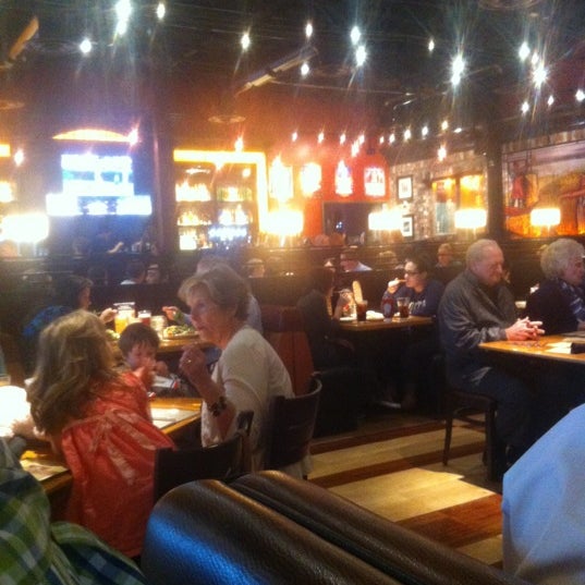 รูปภาพถ่ายที่ BJ&#39;s Restaurant &amp; Brewhouse โดย Vicki H. เมื่อ 4/8/2012