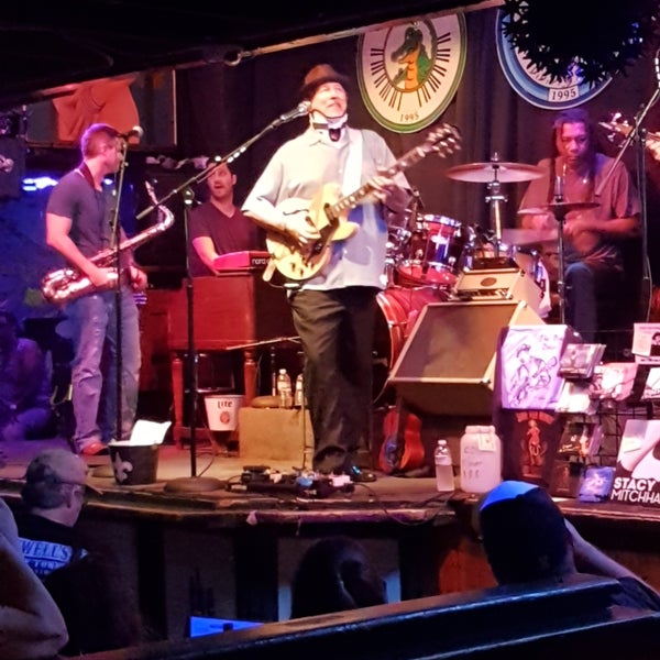 Снимок сделан в Bourbon Street Blues and Boogie Bar пользователем RICHARD 7/28/2017