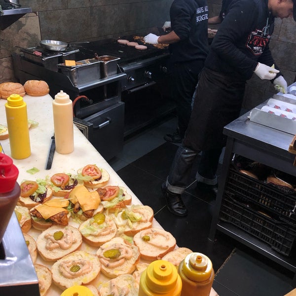 Foto tirada no(a) Firefly Burger por Moath em 1/12/2019