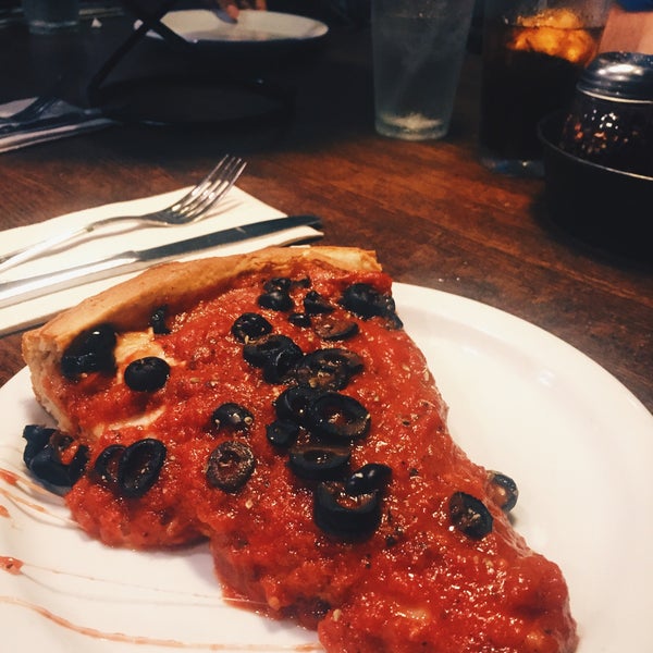 Снимок сделан в Patxi&#39;s Pizza пользователем Nicole J. 11/2/2015