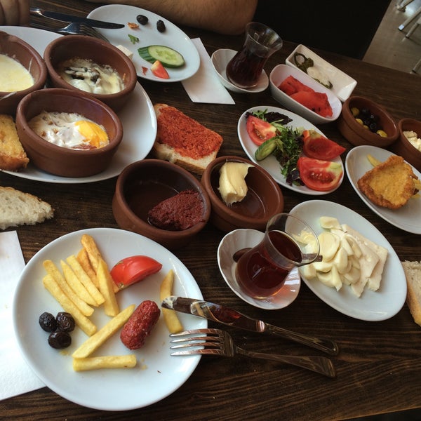7/28/2015 tarihinde Selinay K.ziyaretçi tarafından Osmanlı Kebap &amp; Caffė Latte'de çekilen fotoğraf