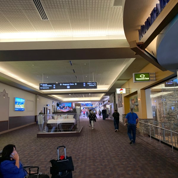 รูปภาพถ่ายที่ Colorado Springs Airport โดย Kevin H. เมื่อ 8/20/2021