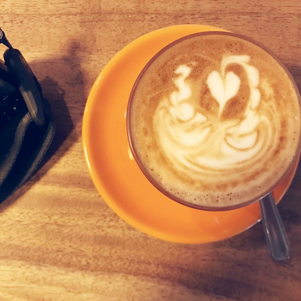 Снимок сделан в Overstand Coffee &amp; Breakfast пользователем Leo K. 11/16/2017