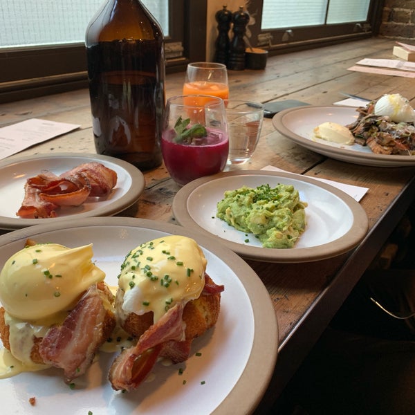 I can recommend the egg benedict and a delicious juice!