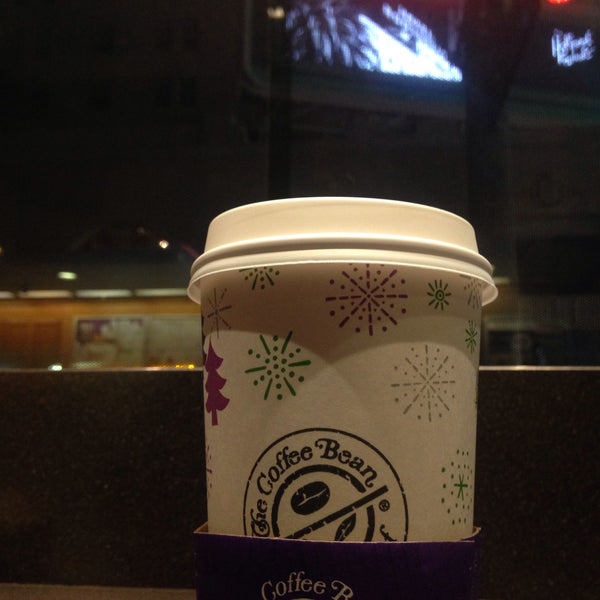 Photo taken at The Coffee Bean &amp; Tea Leaf by Jorge R. on 12/25/2015