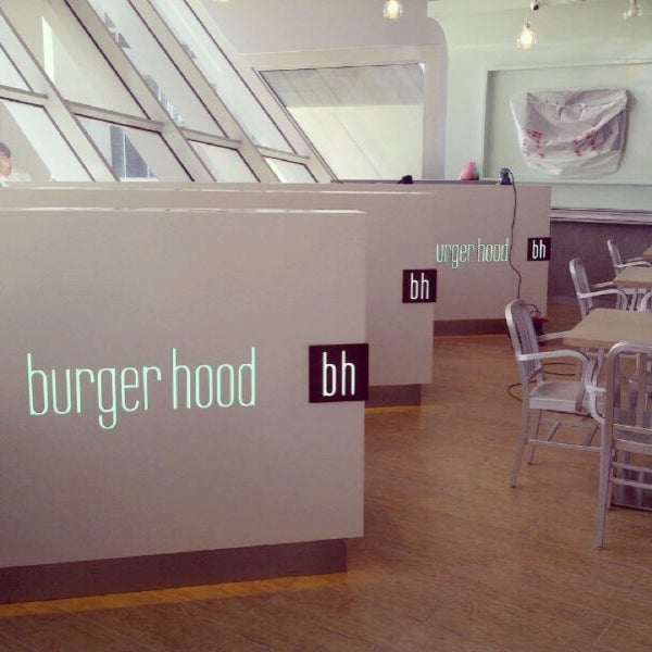 2/20/2013 tarihinde Uae F.ziyaretçi tarafından Burger Hood برجر هوود'de çekilen fotoğraf