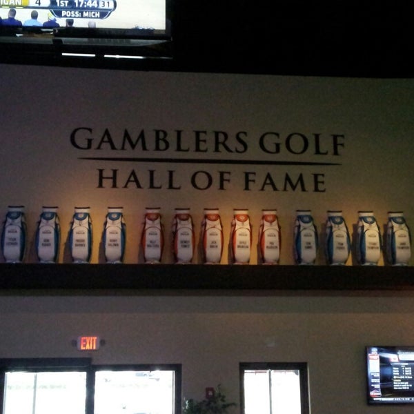 Foto diambil di Dewey&#39;s Indoor Golf &amp; Sports Grill oleh Paige W. pada 2/23/2014
