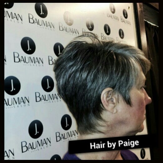 รูปภาพถ่ายที่ J. Bauman Salon โดย Paige W. เมื่อ 4/5/2013