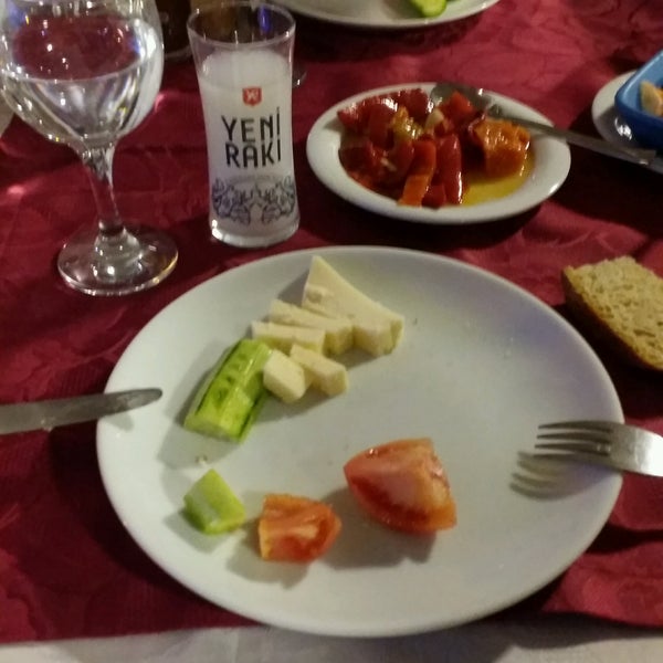 Das Foto wurde bei Boğaz Restaurant von Can B. am 4/1/2017 aufgenommen