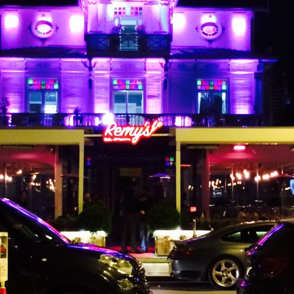 Foto tomada en Remy&#39;s Cafe Brasserie  por Hüseyin K. el 4/1/2015