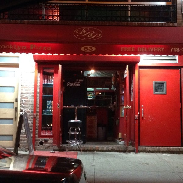 Foto tirada no(a) South Brooklyn Pizza por Allison C. em 10/16/2014