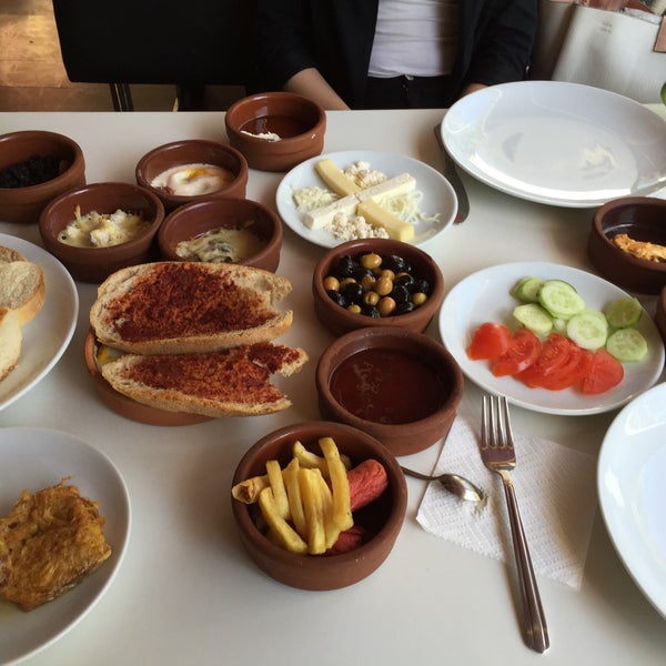 5/10/2015 tarihinde Kamuran Ç.ziyaretçi tarafından Osmanlı Kebap &amp; Caffė Latte'de çekilen fotoğraf