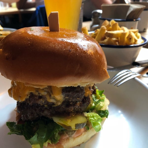 Foto diambil di Otto&#39;s Burger oleh Ece A. pada 8/25/2018