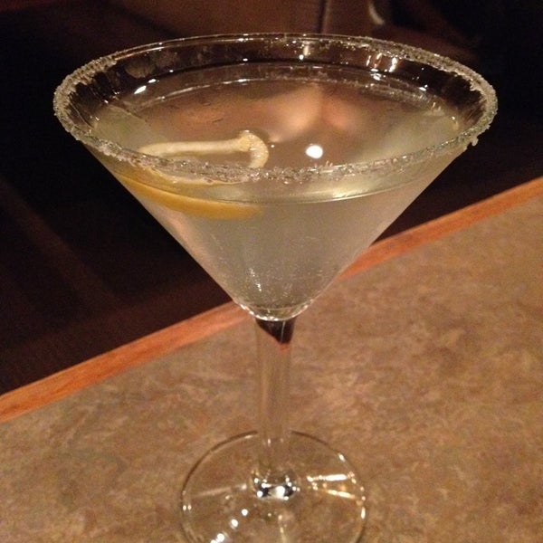 Order the French 75 - not on the menu anymore... But worth asking for: Champagne, gin, simple syrup, lemon. Magnifique!