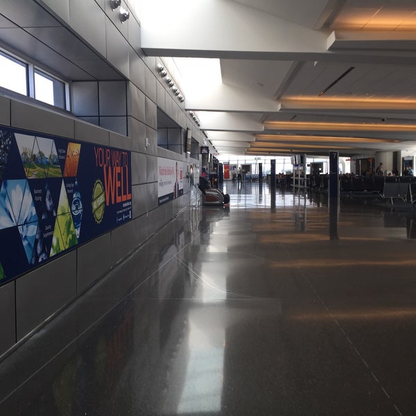 Foto scattata a Wichita Dwight D. Eisenhower National Airport (ICT) da marty b. il 7/24/2018