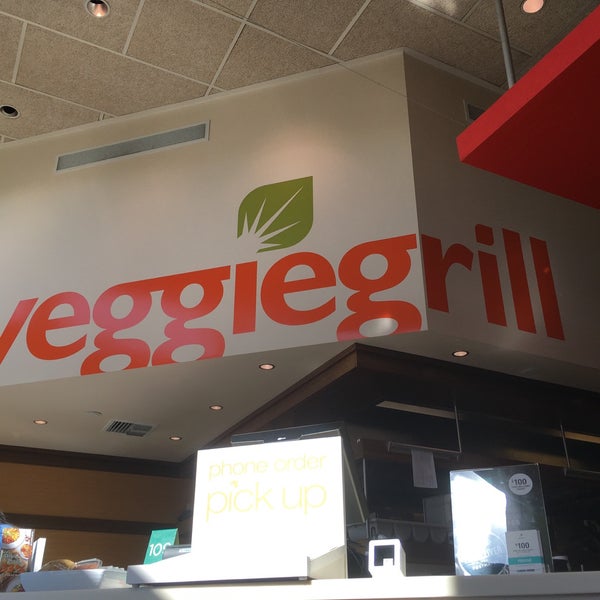 รูปภาพถ่ายที่ Veggie Grill โดย Derek H. เมื่อ 7/19/2017