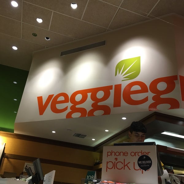 รูปภาพถ่ายที่ Veggie Grill โดย Derek H. เมื่อ 9/16/2017