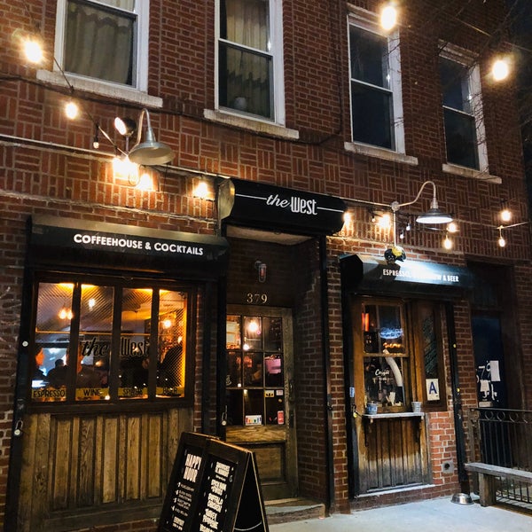 Foto tomada en The West—Coffeehouse &amp; Bar  por Marie el 3/8/2020