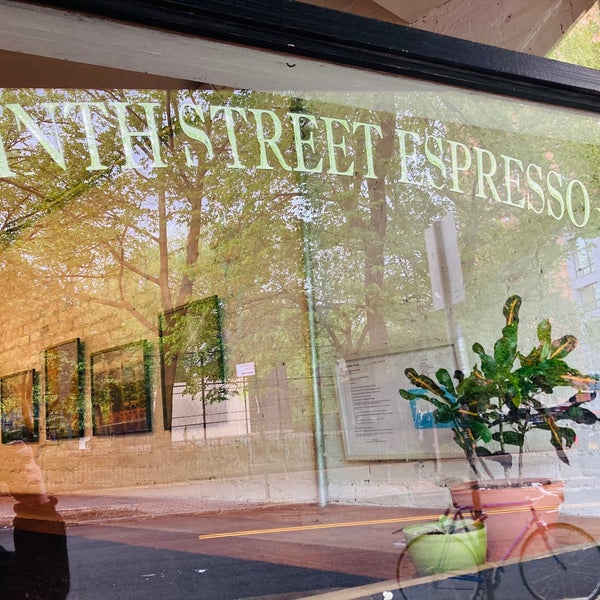 Foto scattata a Ninth Street Espresso da Marie il 5/8/2021