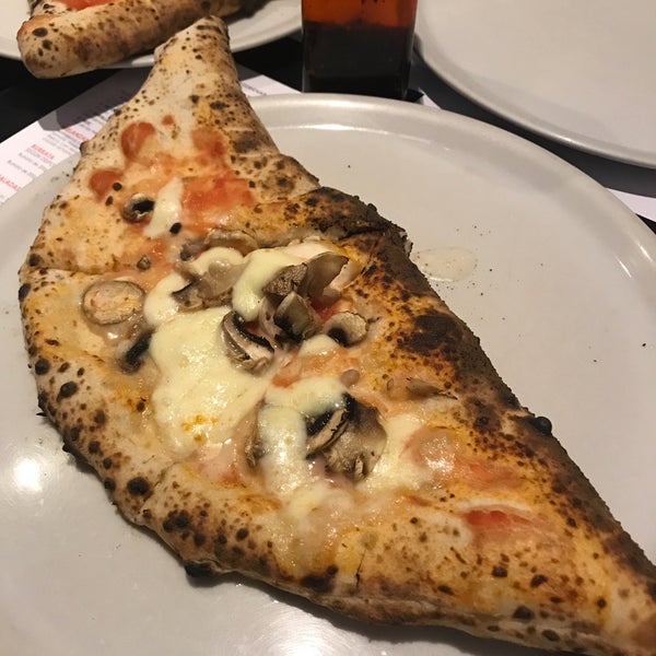 6/24/2017 tarihinde Mattziyaretçi tarafından NAP Neapolitan Authentic Pizza'de çekilen fotoğraf