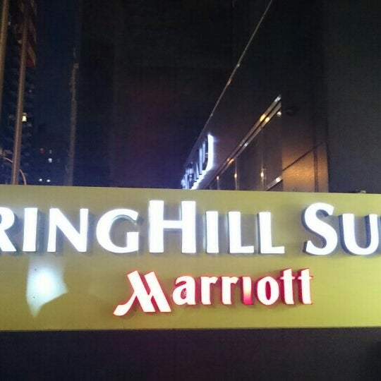 Photo prise au SpringHill Suites by Marriott New York Midtown Manhattan/Fifth Avenue par Farouq A. le7/26/2015