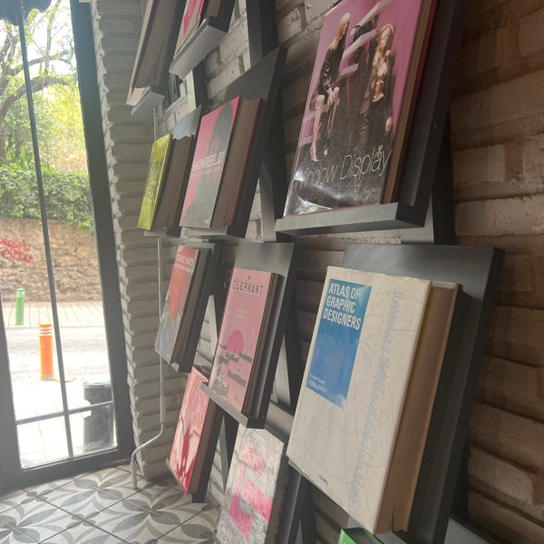 4/16/2023にBernaがTasarım Bookshop Cafeで撮った写真