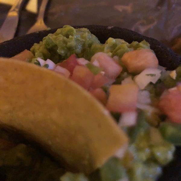 รูปภาพถ่ายที่ Refried Beans Mexican Restaurant โดย Adam W. เมื่อ 1/14/2018