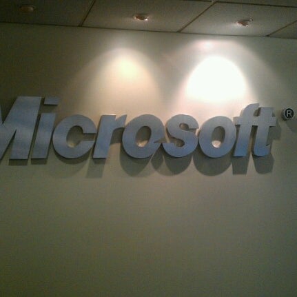 รูปภาพถ่ายที่ Microsoft Perú โดย Jose Luis M. เมื่อ 10/19/2012