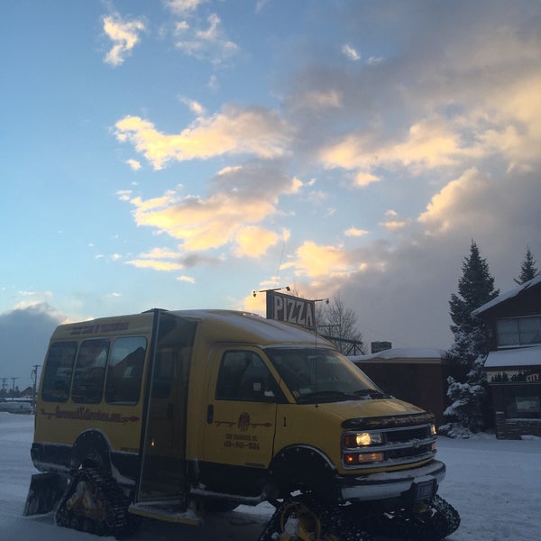 Снимок сделан в Yellowstone Vacation Tours пользователем Jamie B. 12/21/2014