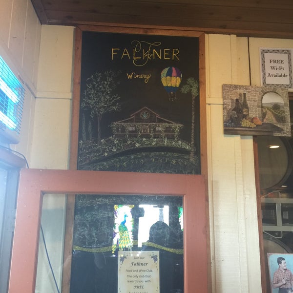Foto tirada no(a) Falkner Winery por Matt A. em 2/13/2016