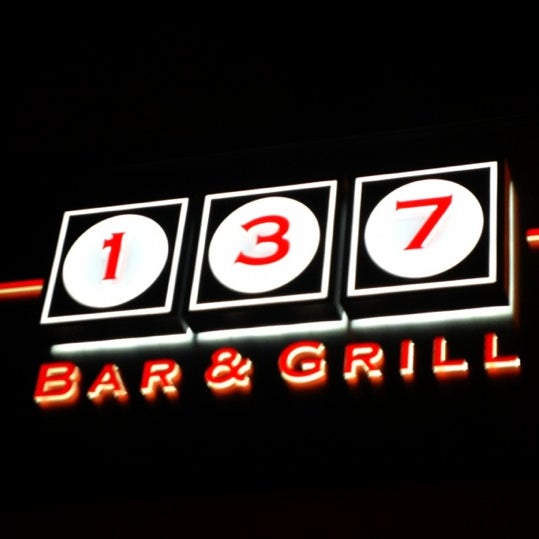 10/24/2012にLou The Chefが137 Bar &amp; Grillで撮った写真
