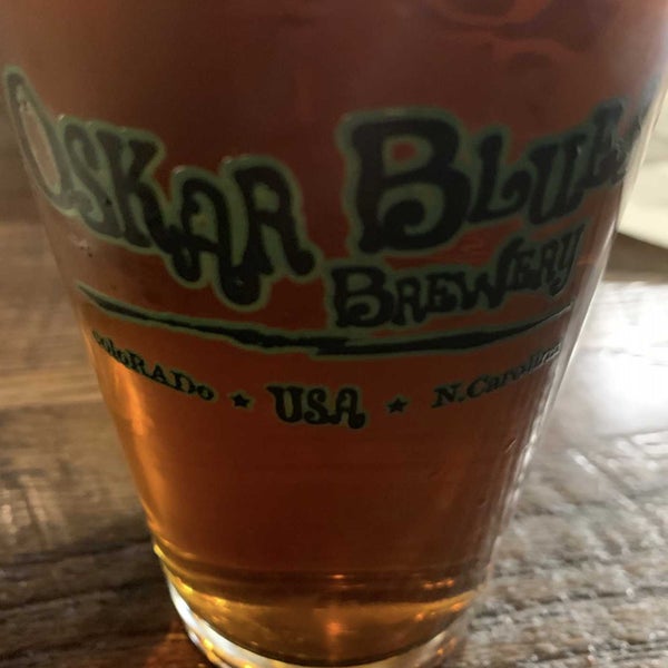 Photo taken at Oskar Blues Grill and Brew by Jason R. on 7/14/2019