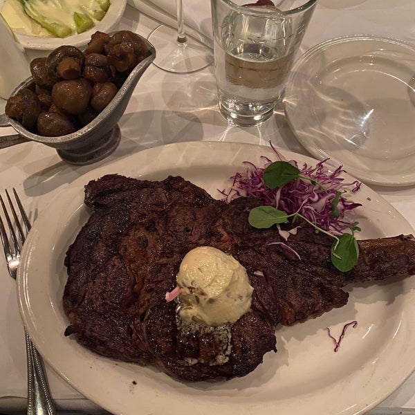Снимок сделан в Charley&#39;s Steak House пользователем Ondrej P. 11/11/2019