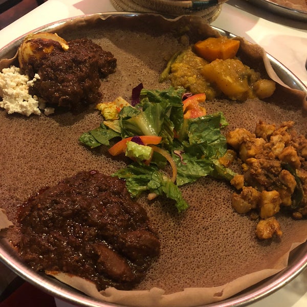 Foto scattata a Demera Ethiopian Restaurant da Shivani S. il 9/3/2018