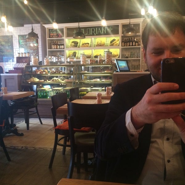 11/28/2014 tarihinde Olya O.ziyaretçi tarafından Florian cafe'de çekilen fotoğraf