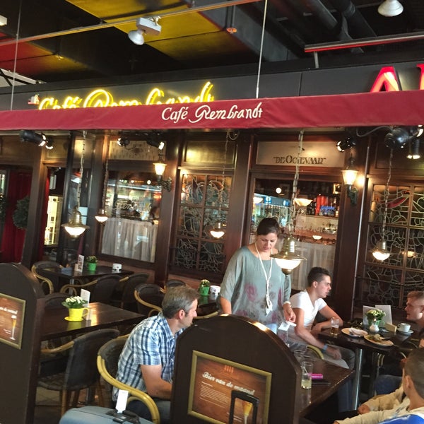 Foto tirada no(a) Café Rembrandt por Best Bet On The Web h. em 8/1/2015