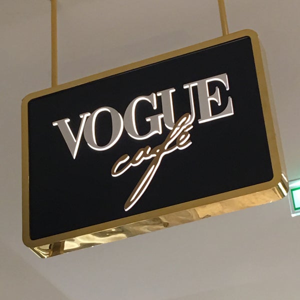 Foto tirada no(a) Vogue Cafe por kori h. em 12/1/2016