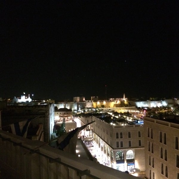 Das Foto wurde bei Rooftop von Stella am 5/1/2014 aufgenommen