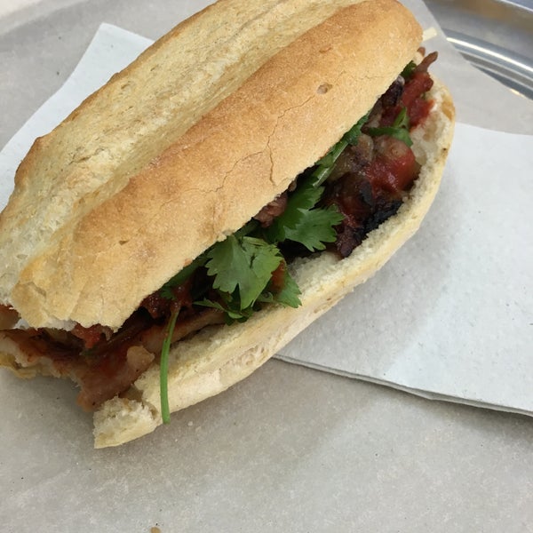 Foto diambil di Mr. Bánh Mì oleh Leña H. pada 5/30/2016