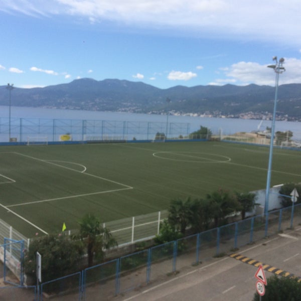 Das Foto wurde bei NK Rijeka - Stadion Kantrida von Igor K. am 9/20/2015 aufgenommen