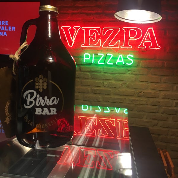 Impressionante o serviço self service!! excelentes cervejas e chopes artesanais! sem contar que ser junto da Vezpa ajuda muito com a combinação pizza+cerveja!